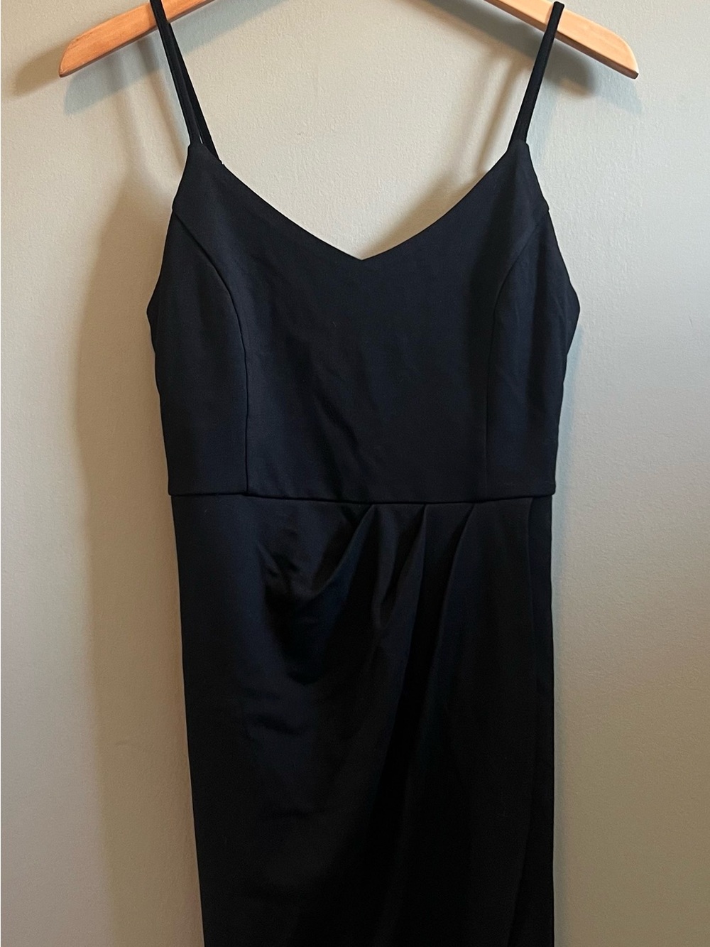 Black Spaghetti Strap Midi Dress with V-Neck‎